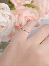 Load image into Gallery viewer, "Simple Lines" 18K natural white diamond linear V-shaped diamond ring
