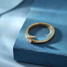 Load image into Gallery viewer, 18K natural pear-shaped diamond ring