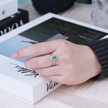 將圖片載入圖庫檢視器 18K梨形綠寶石圍石鑽石戒指
