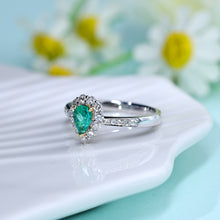 將圖片載入圖庫檢視器 18K梨形綠寶石圍石鑽石戒指
