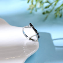 將圖片載入圖庫檢視器 「簡約線條」18K鑲天然黑白鑽線條感v形絲巾款鑽石戒指
