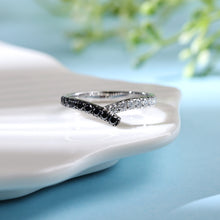 將圖片載入圖庫檢視器 「簡約線條」18K鑲天然黑白鑽線條感v形絲巾款鑽石戒指
